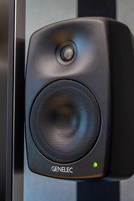 Genelec kaiutin näyttökaluste - Presson Oy