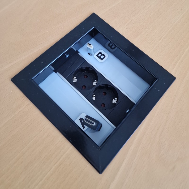 Presson Oy Micro S2 - Esityskaluste viimeistely musta tammiviilu pöytä