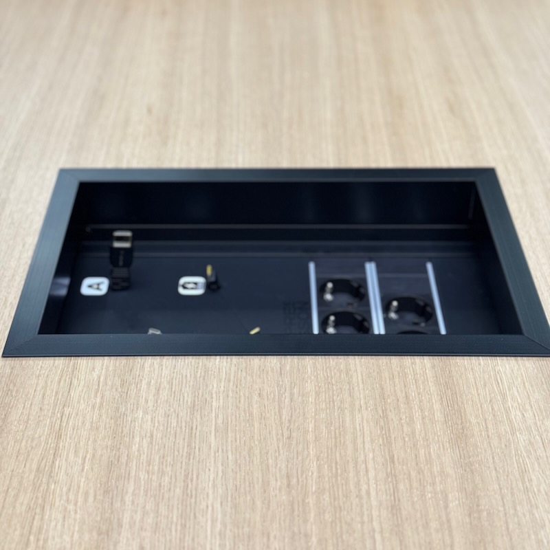 Presson Oy Interface E4 - Esityskaluste viimeistely musta tammiviilu pöytä