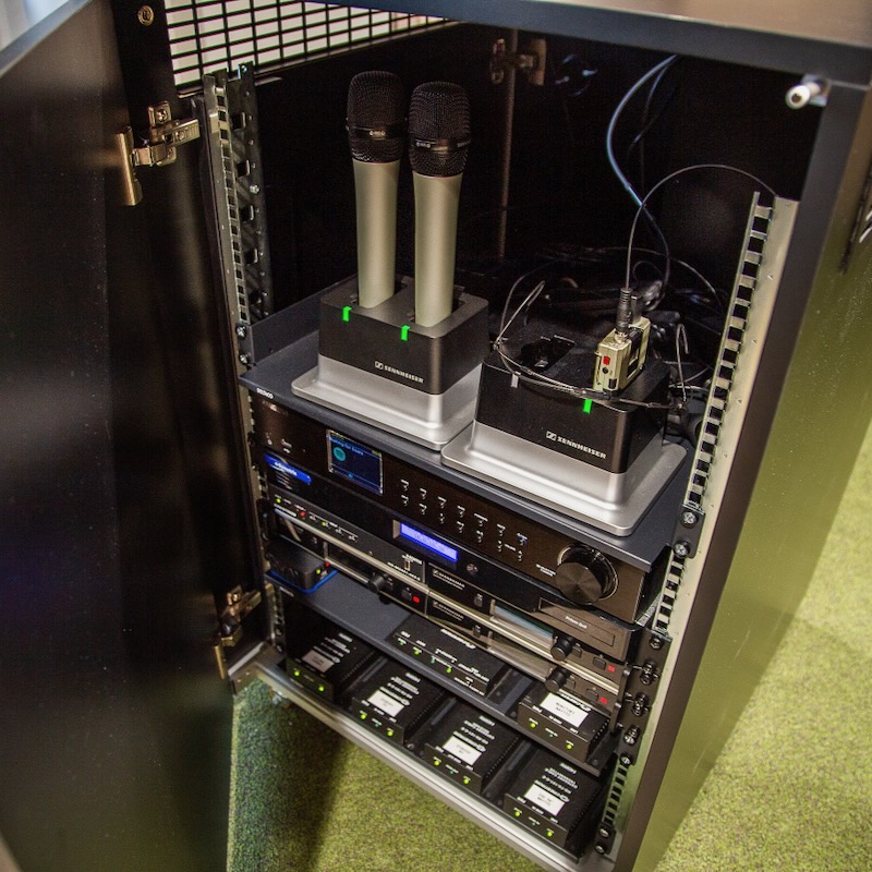 Presson Oy AV-Rack - AV-kaluste viimeistely musta