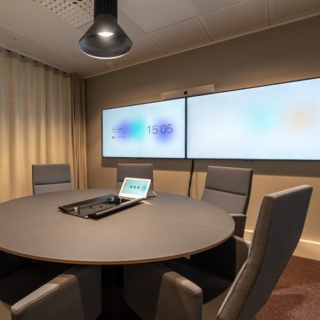 Presson Oy Round Table, Interface S6 - Esityskaluste viimeistelty musta pyöreä pöytä