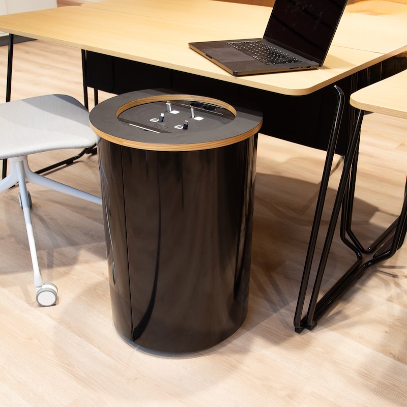 Presson Oy Move Round - Esityskaluste musta viimeistely, tammiviilu reuna